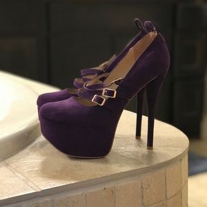 Women’s 8 purple closed toe heel.
